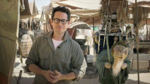 J.J. Abrams rendező és egy báb szereplő Az ébredő Erő díszletében